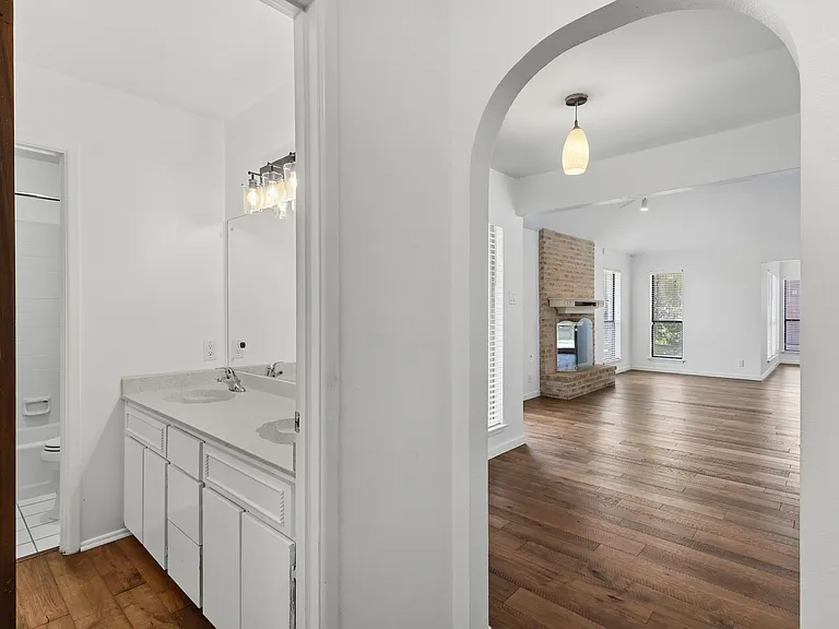 1710 Whitehaven — Photo 4