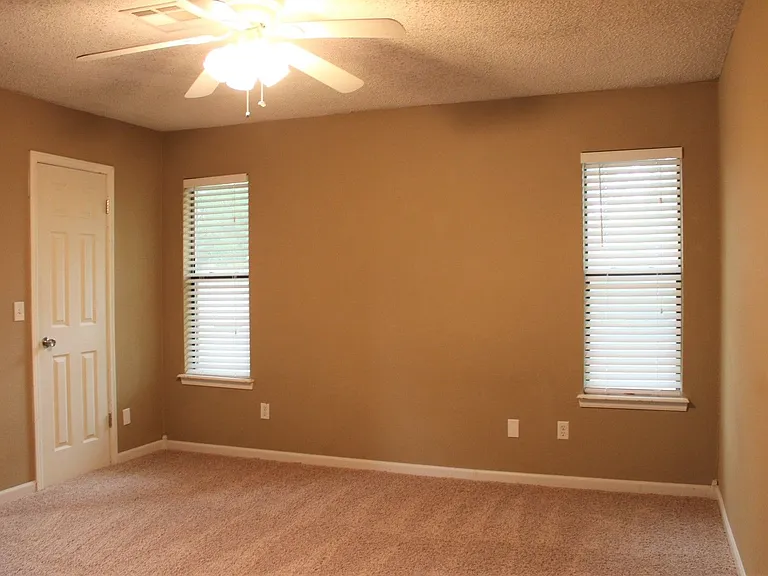 814 Hawthorne Pl — Photo 5