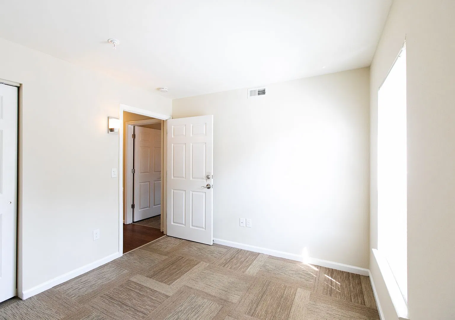 Crossroads Apartments — Photo 4