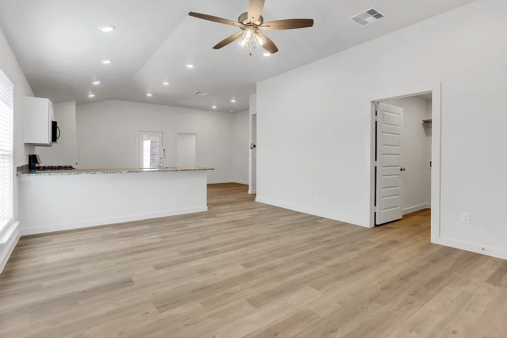 Building Photo - 6333 Poppy Dr