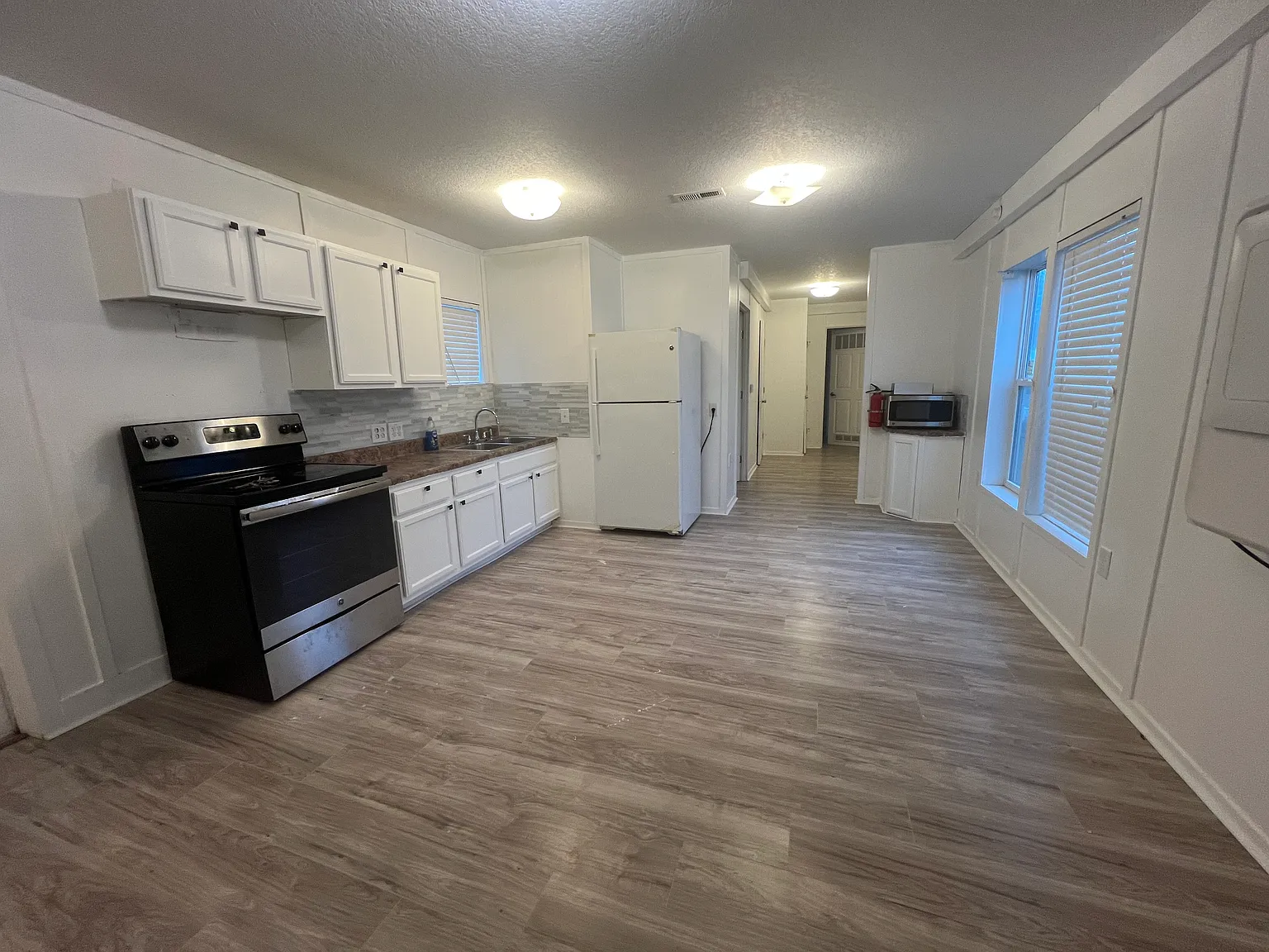 3 bed, 896 sqft, $1,500 — Photo 3
