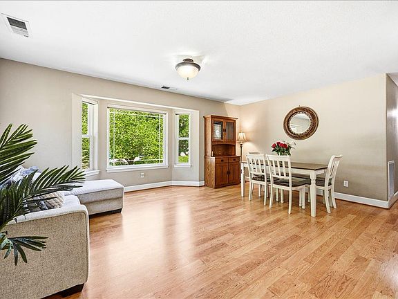 5th image of 14240 Hollydale Rd