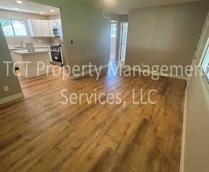 501 E Erie St #B — Photo 5