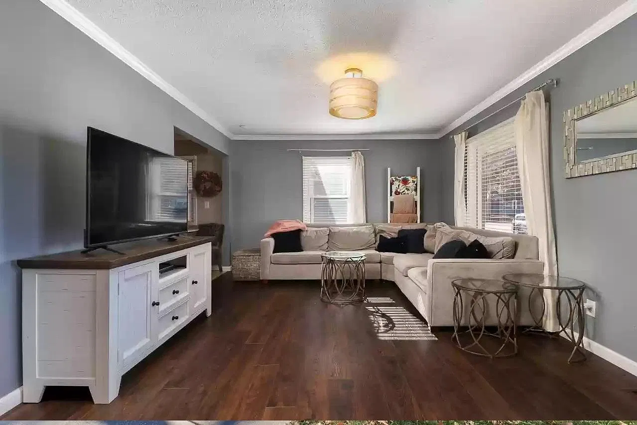 3 bed, 880 sqft, $1,700 — Photo 2