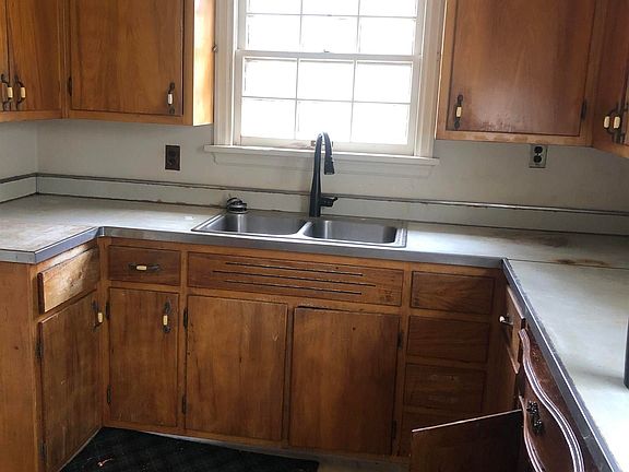 5th image of 751 E Armstrong St