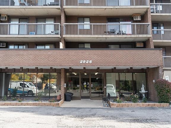3rd image of 3936 Wyandotte St E #301