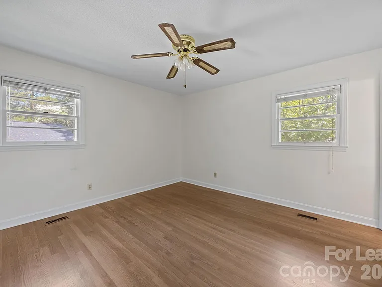 1502 Cloverdale Ln — Photo 14