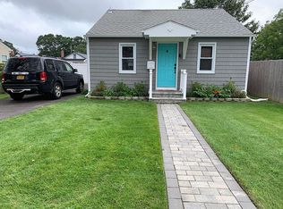 6 Aztec Dr, Bay Shore, NY 11706