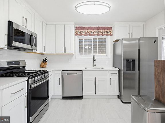 3rd image of 1250 Roundtop Rd