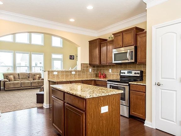 4th image of 1065 Balmoral Dr E