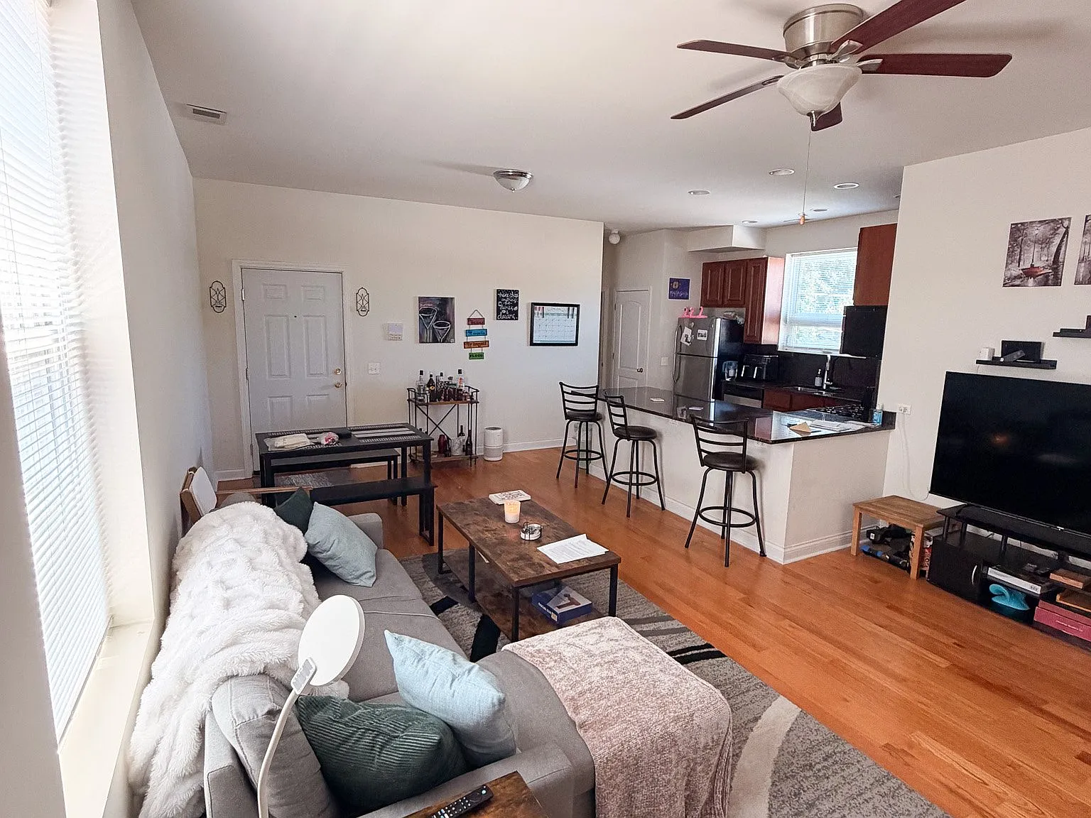718-20 W Buckingham Pl — Photo 3