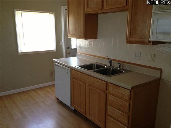 3rd image of 948 Oak St