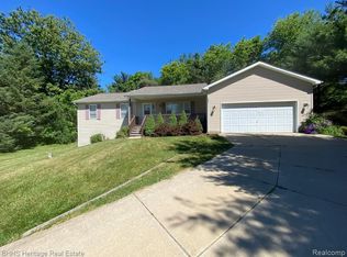 1095 Willow Ln, Howell, MI 48843