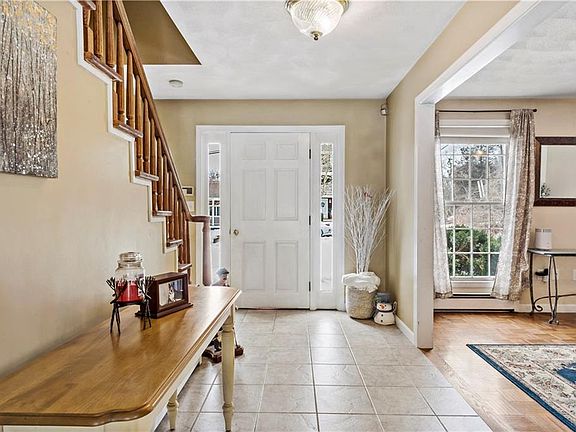 5th image of 32 Starr Dr W