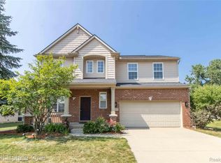 30102 Sparkleberry Dr, Southfield, MI 48076