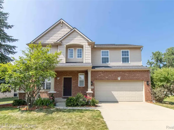 30102 Sparkleberry Dr, Southfield, MI 48076