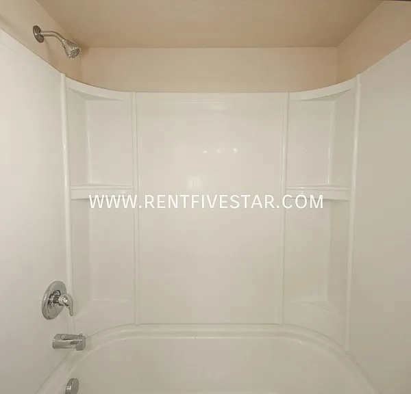 916 E Halliday St — Photo 11