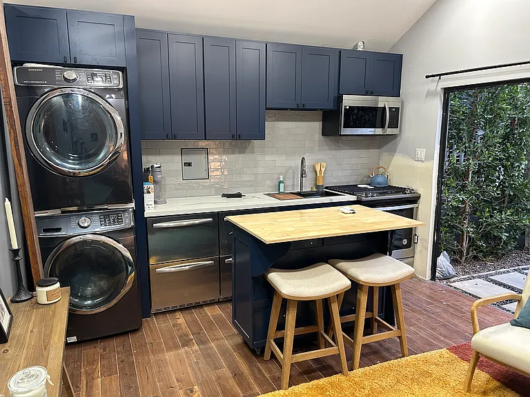 629 N Reese Pl — Photo 2