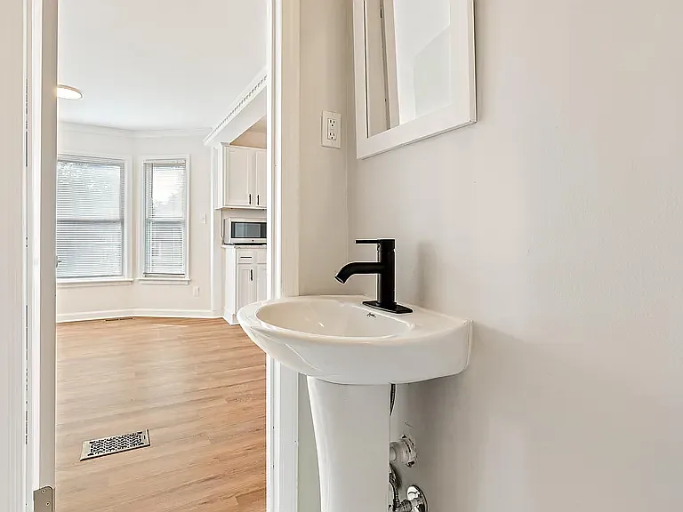 4 bed, 2.5 bath, 2530 sqft, $2,500 — Photo 3