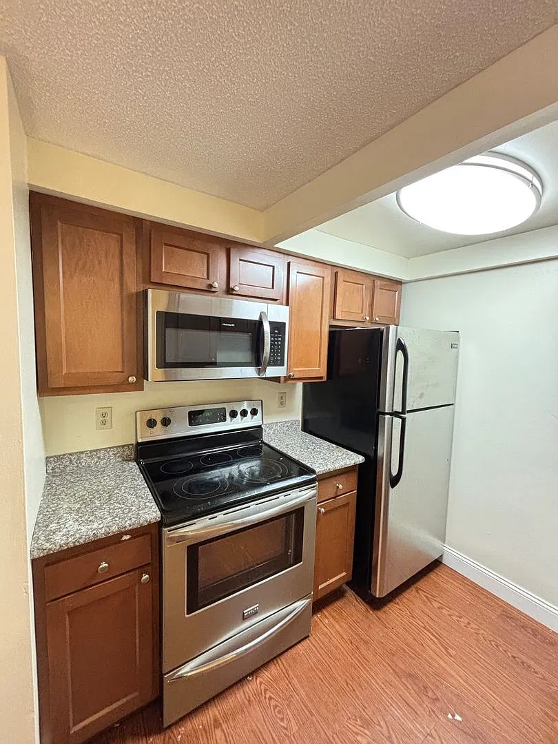 801 W Stoughton St — Photo 3