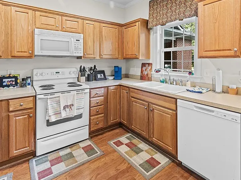 127 Ballard Ln — Photo 4