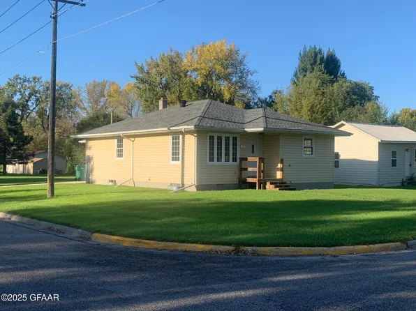 1201 Mountain Ave, Walhalla, ND 58282