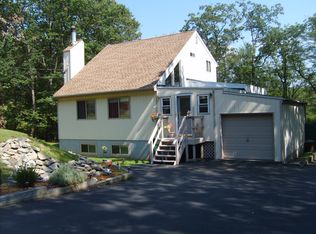 224 Whippoorwill Dr, Bushkill, PA 18324
