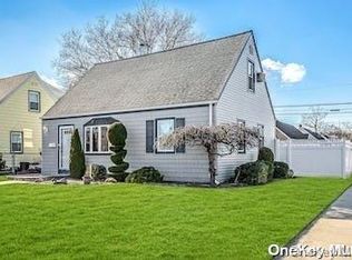 88 Edgeworth St, Valley Stream, NY 11581