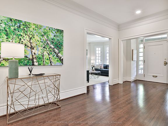 4th image of 121 Roxborough Dr