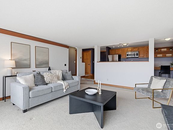 5th image of 2500 W Manor Place #216