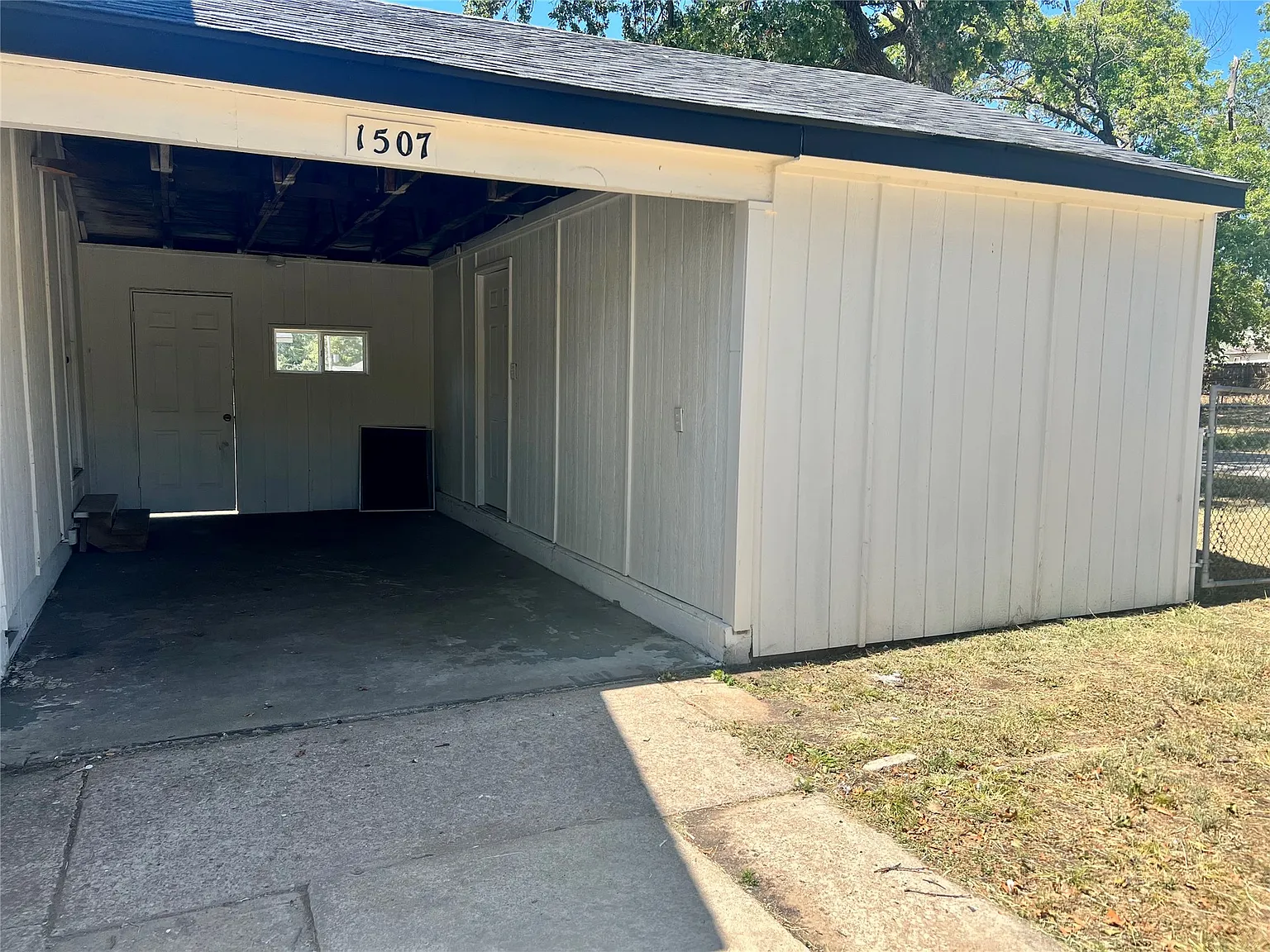 2 bed, 1.0 bath, 842 sqft, $1,200 — Photo 2