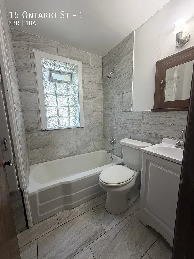 3 bed, 1000 sqft, $1,350 — Photo 2