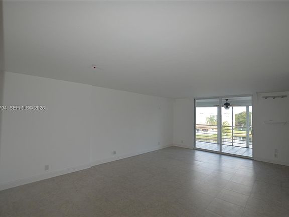 5th image of 425 SE 11th Ter APT 402