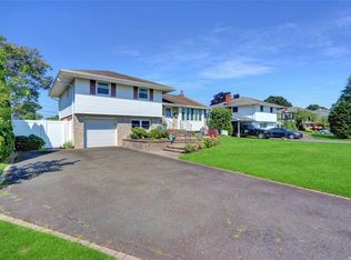 14 Cottonwood Dr, Commack, NY 11725
