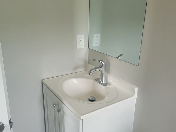 3rd image of 7 N Railroad Ave #2
