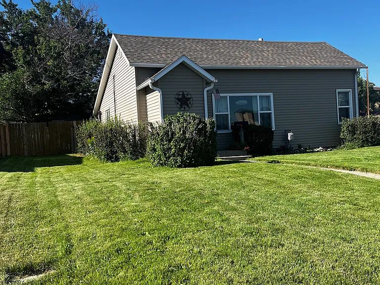 1702 Alger Ave — Photo 2
