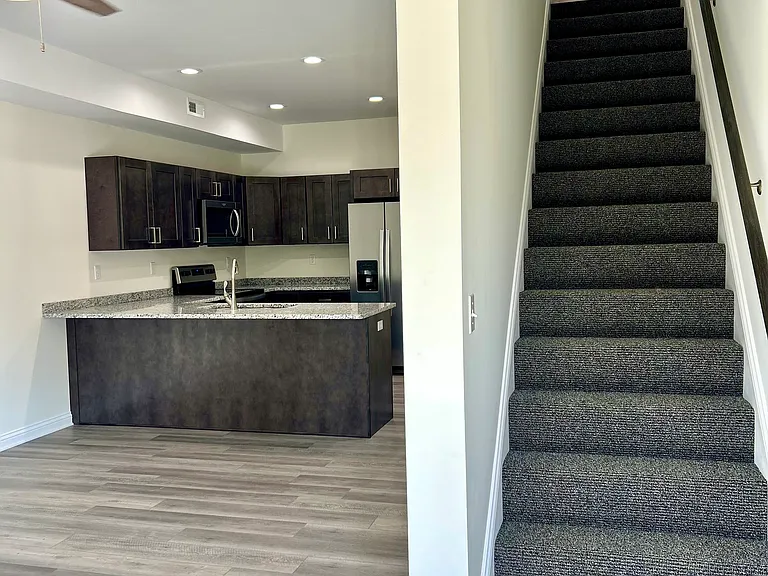 208 Fairway Ln #3 — Photo 2
