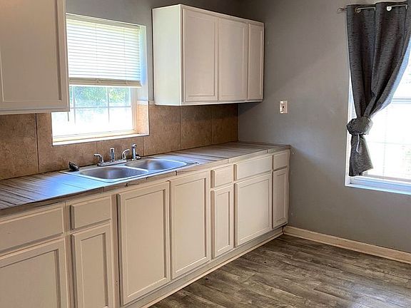 5th image of 401 Alder St