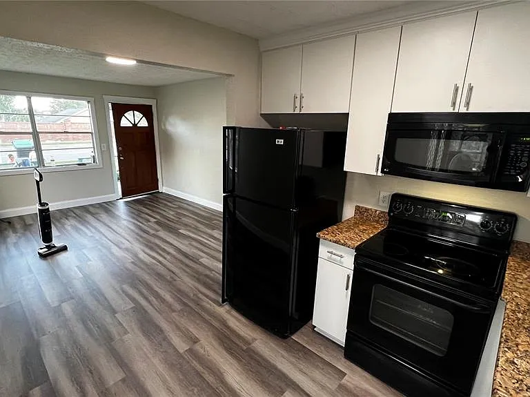 1658 Hempel Ave — Photo 13