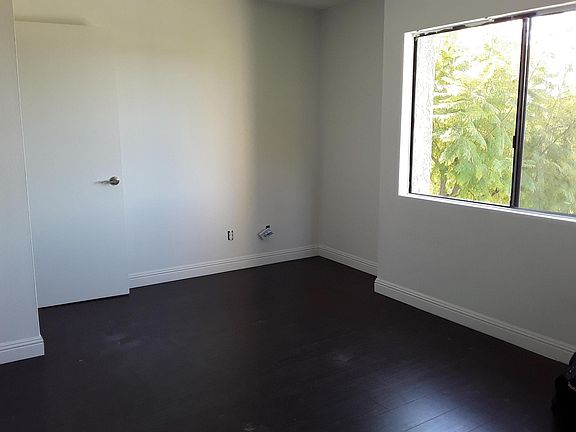 3rd image of 1019 E Glenoaks Blvd