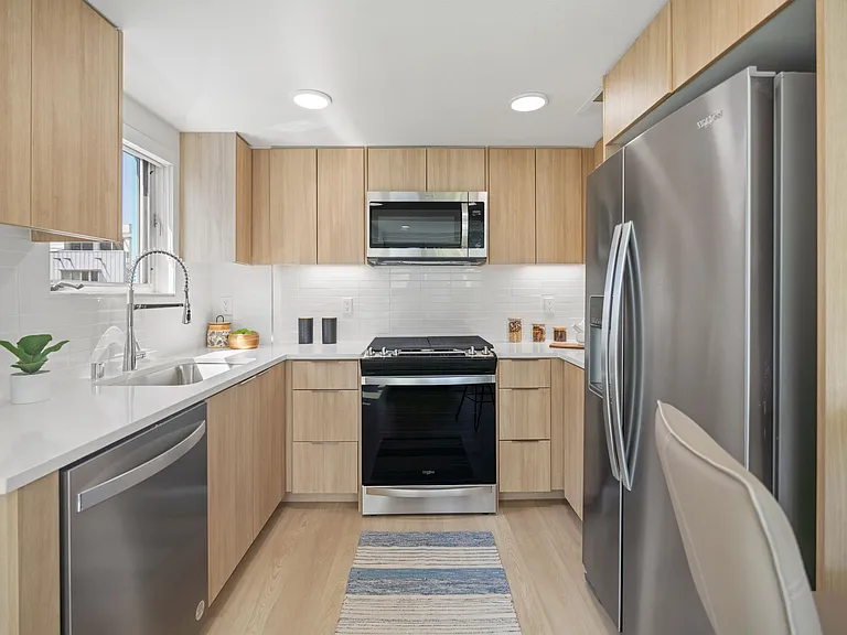 Living at Santa Monica — Photo 3