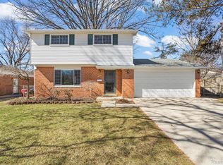23469 Larkshire St, Farmington, MI 48336