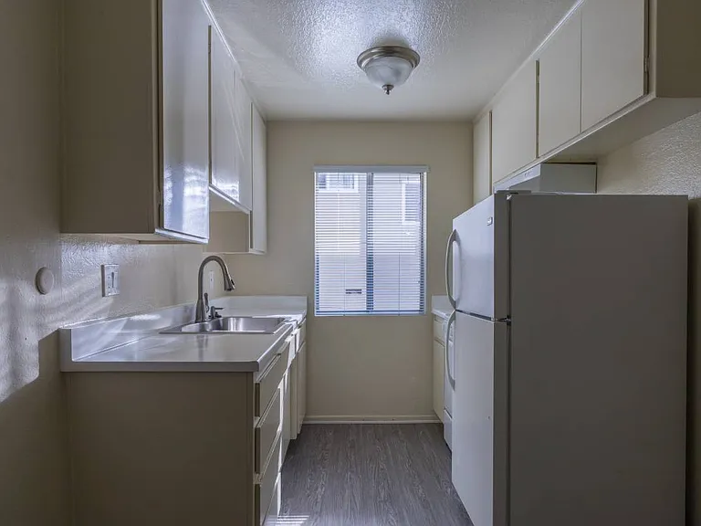 18404 Collins Street — Photo 10
