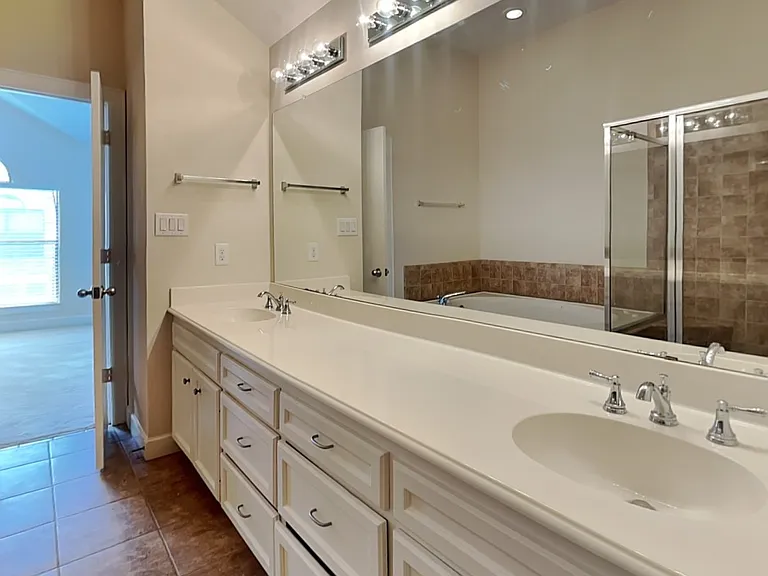 Modern bathroom with neutral t