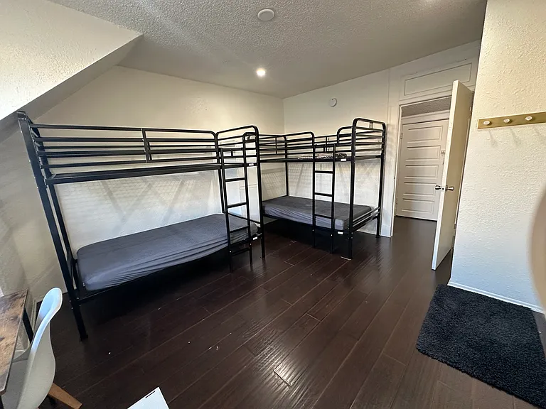 1639 W 11th Pl — Photo 12
