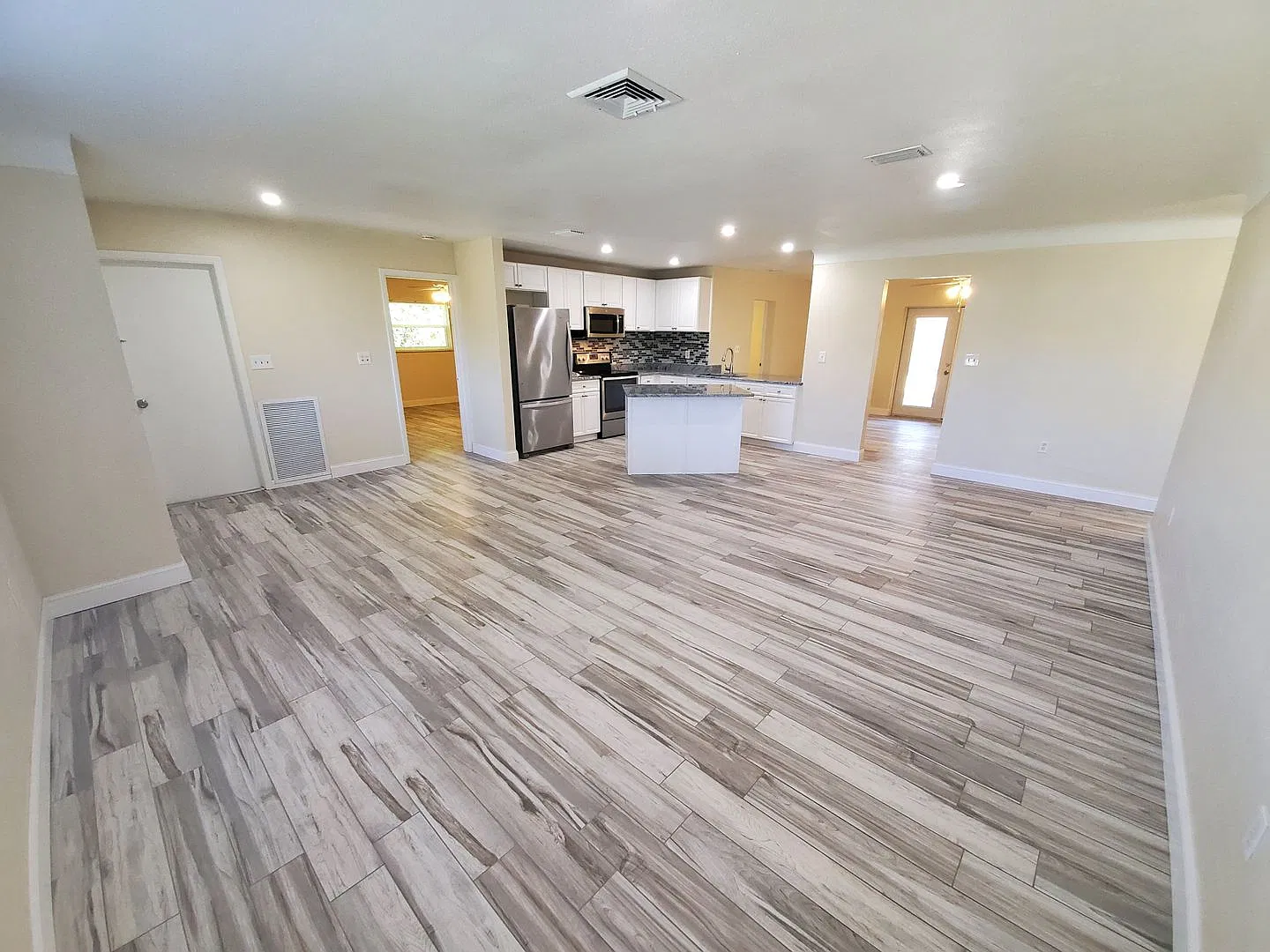 4 Bedroom 2 Bath Home in Lakewood Estates!! — Photo 3