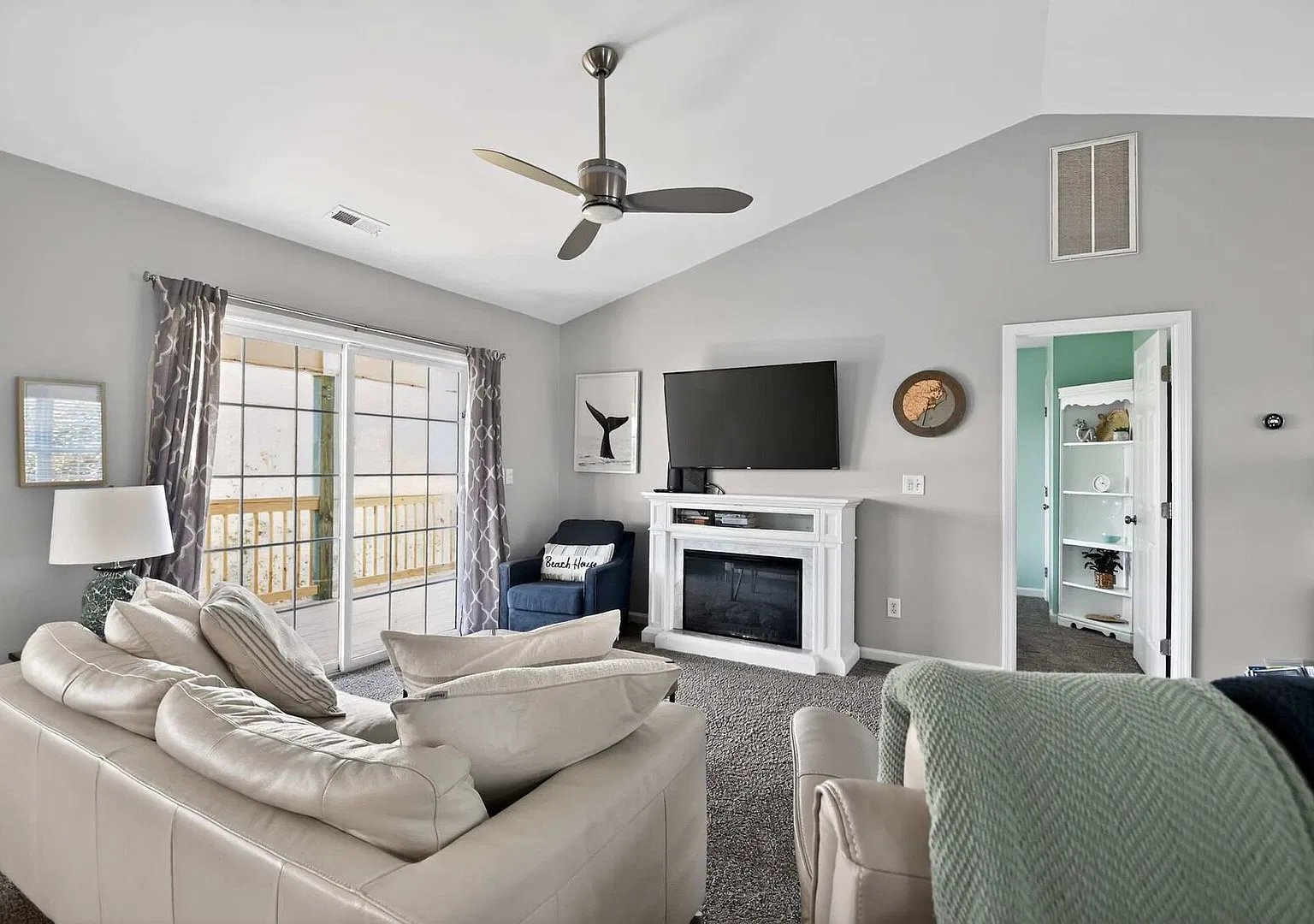 Coastal 4BR Retreat, Hot tub, Water Views, Deck, Pet-friendly — Photo 3