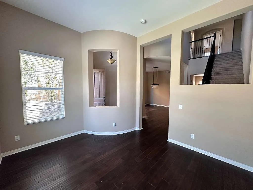 5 bed, 2825 sqft, $5,800 — Photo 2