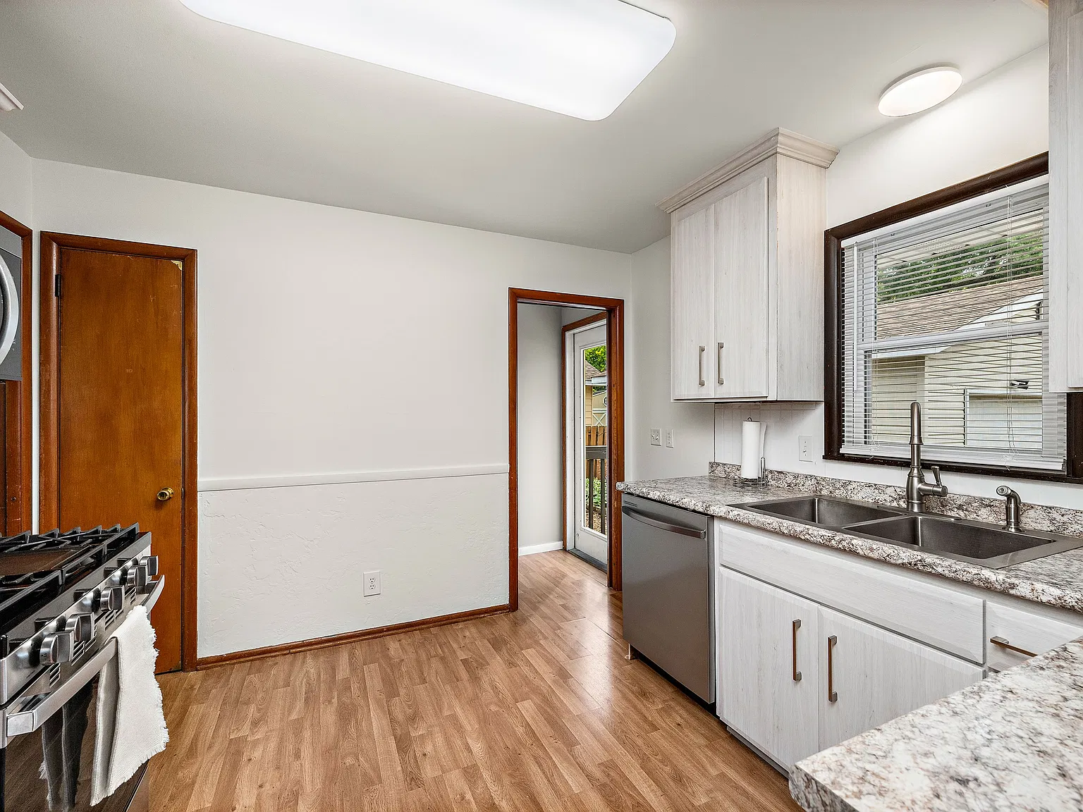 Newly Renovated 3 bedroom + Dedicated Office and Private Suite — Photo 4