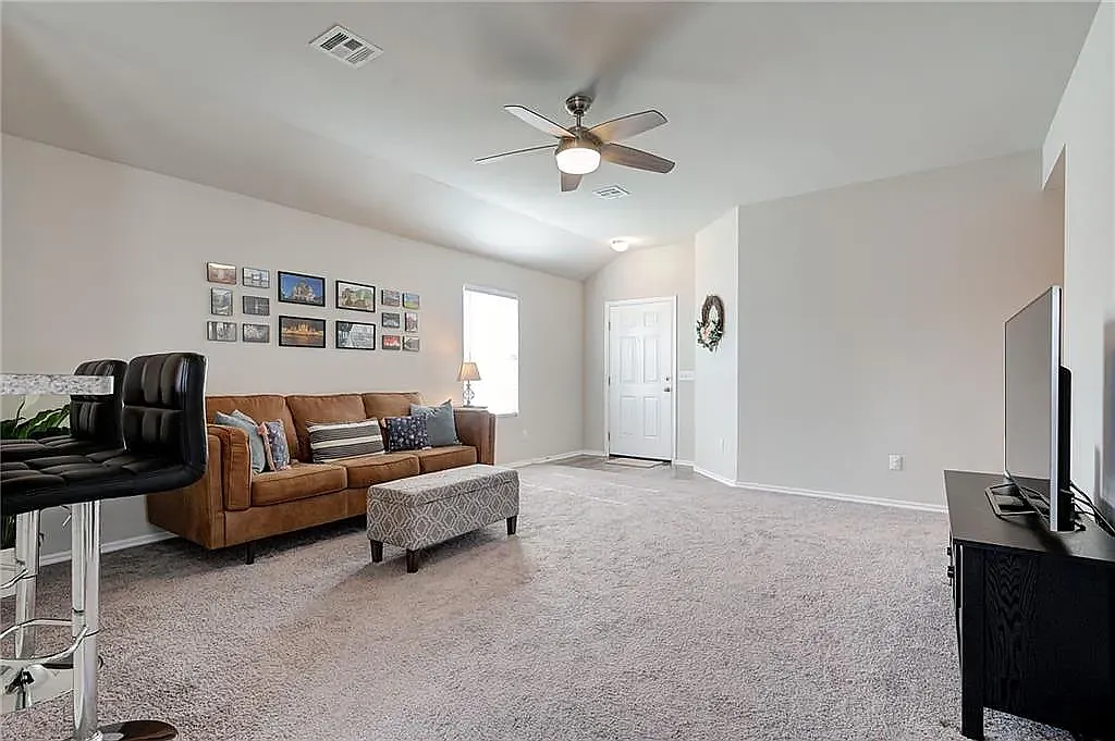 3 bed, 1328 sqft, $1,400 — Photo 4